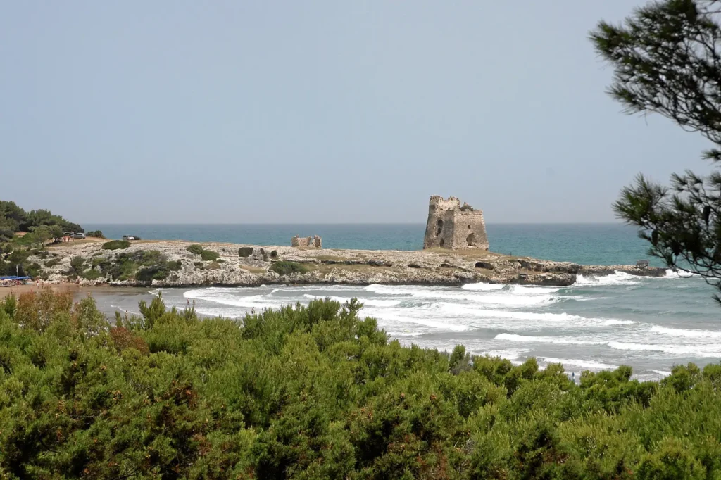 La torre sul promontorio della baia, con il mare e la macchia