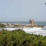 La torre sul promontorio della baia, con il mare e la macchia