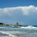 La torre sulla punta, con il mare mosso