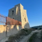La torre vista dal lato del recinto, stato attuale