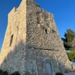 La torre cinquecentesca in pietra, a pianta quadrata e con i muri a scarpa, stato attuale