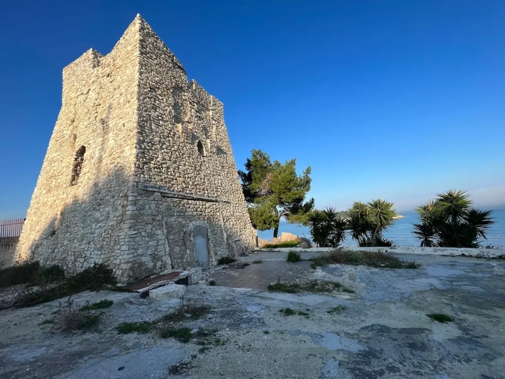 La Torre di Portonuovo con il mare di Vieste alle spalle, stato attuale