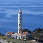 Il faro e gli alloggi visti dall’alto, con il mare blu