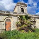 La facciata del vecchio faro di Riposto