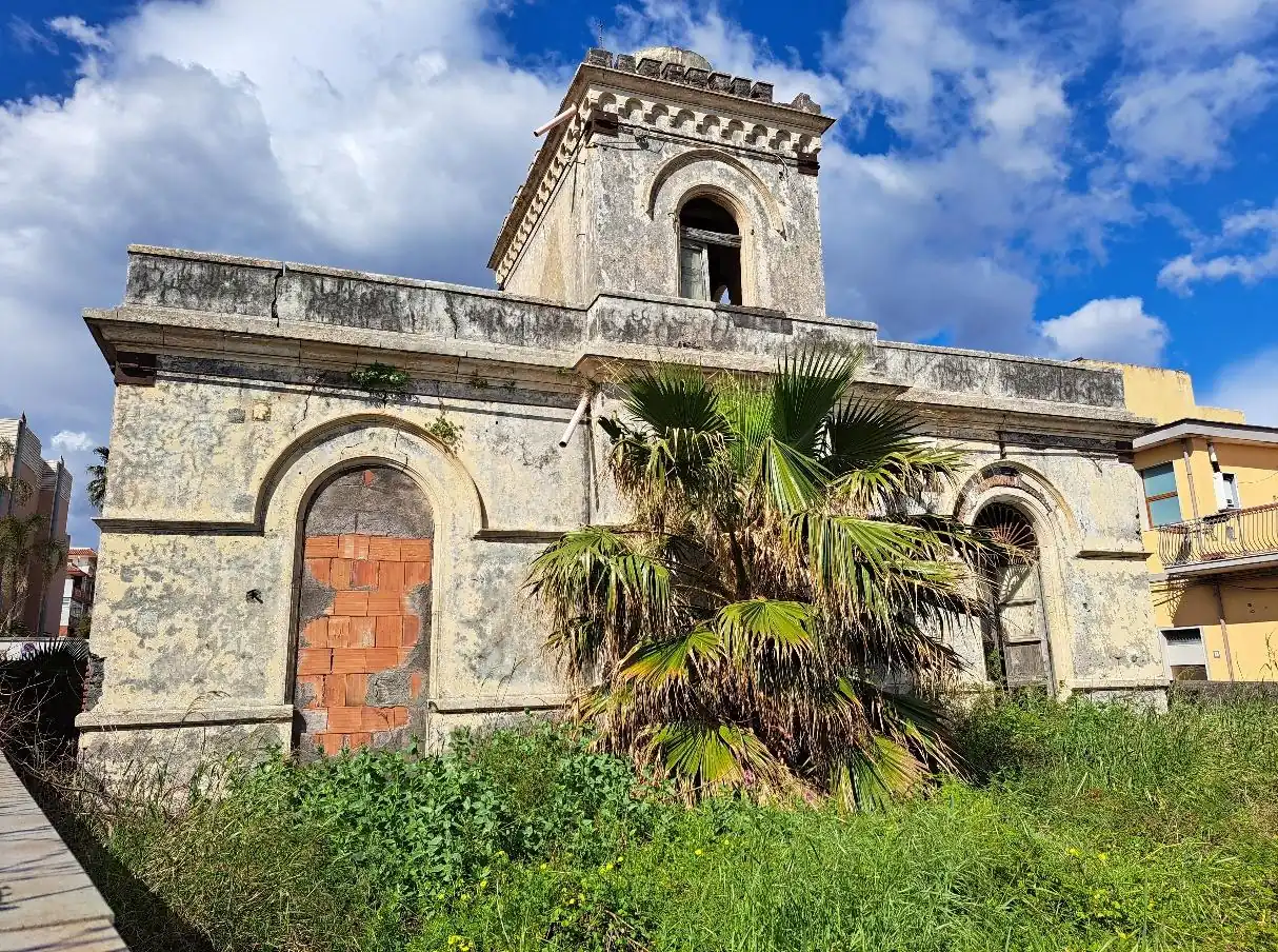 La facciata del vecchio faro di Riposto
