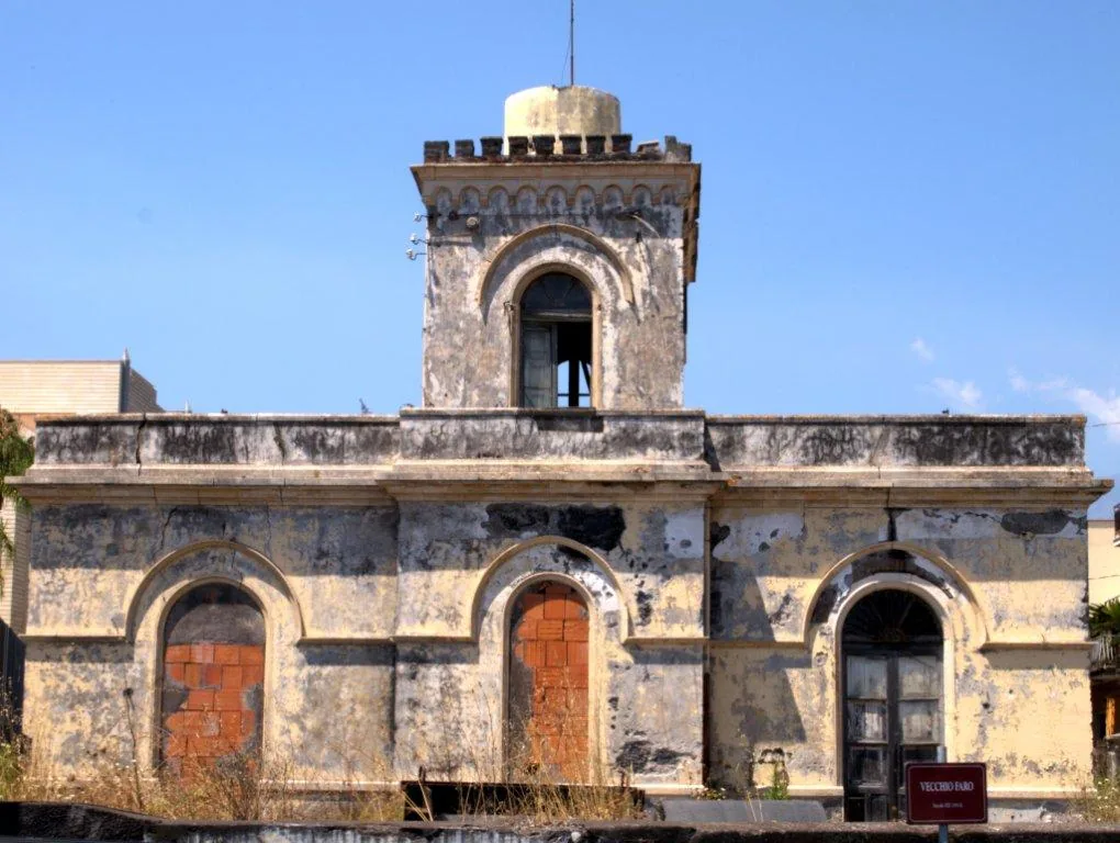 La facciata frontale del vecchio faro con la torretta merlata