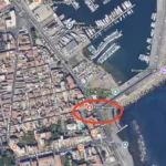 Vista satellitare del porto di Riposto con il faro cerchiato