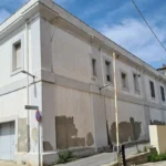 Il fianco dell’ex caserma con l’intonaco scrostato