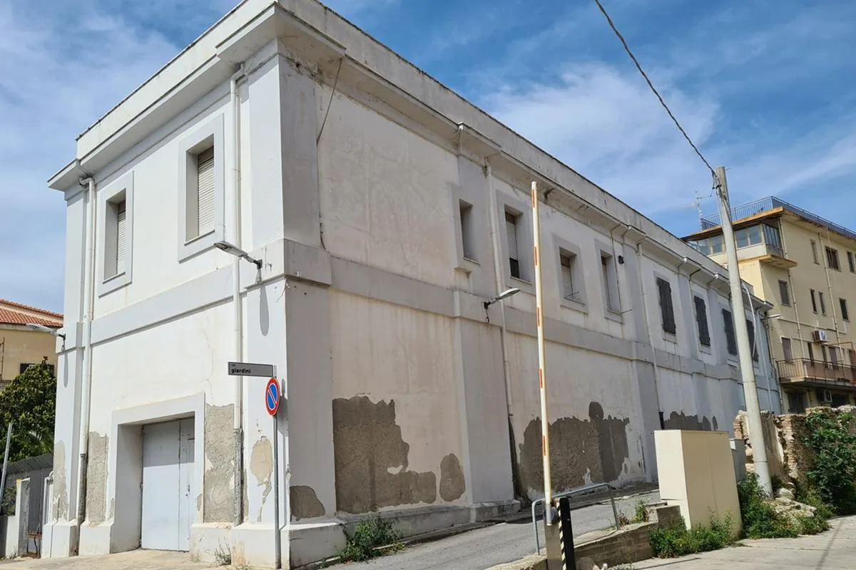 Il fianco dell’ex caserma con l’intonaco scrostato