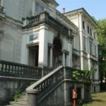 La facciata del villino fra gli alberi