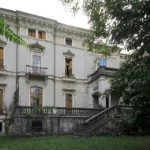 La facciata principale con la scalinata fra gli alberi