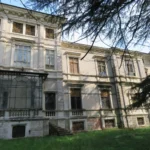La facciata sul parco con la serra in ferro e vetro