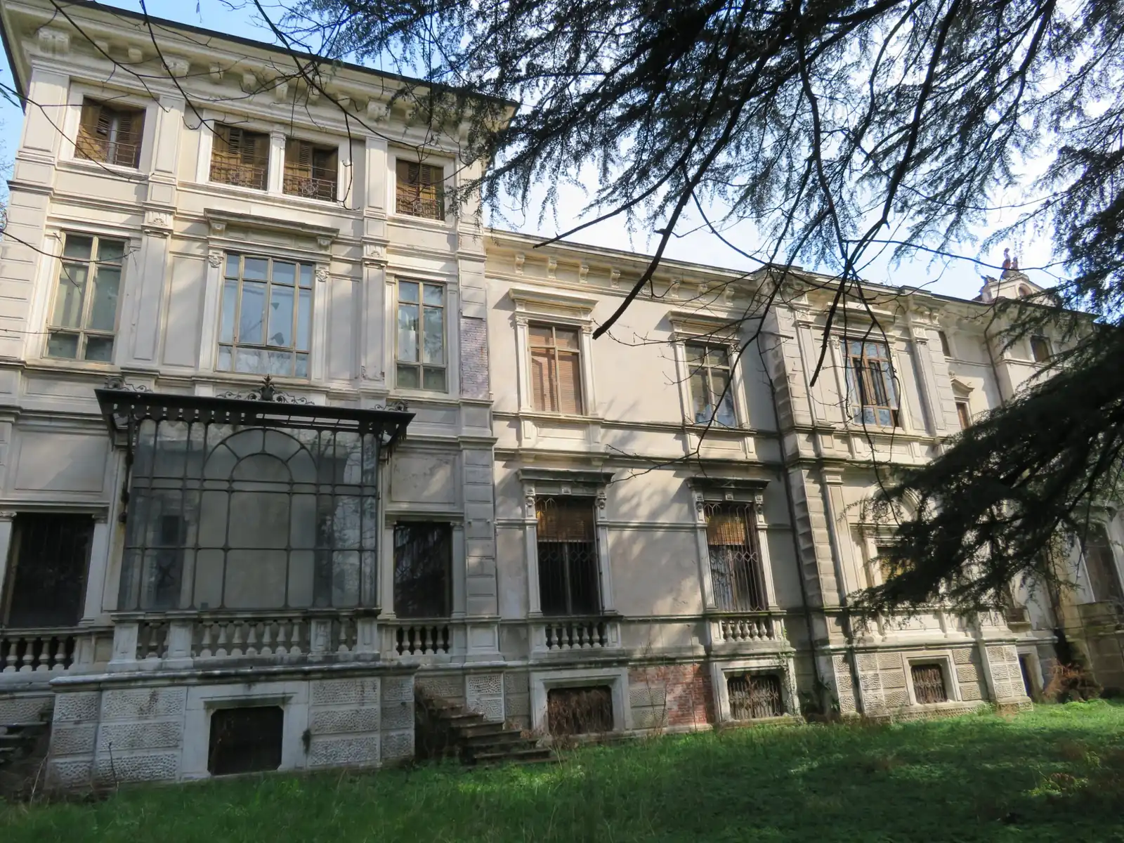 La facciata sul parco con la serra in ferro e vetro