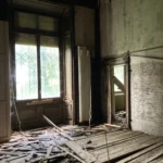 Una sala con le boiserie e il pavimento in legno sollevato