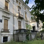 Il terrazzo con la balaustra e l’ingresso del villino