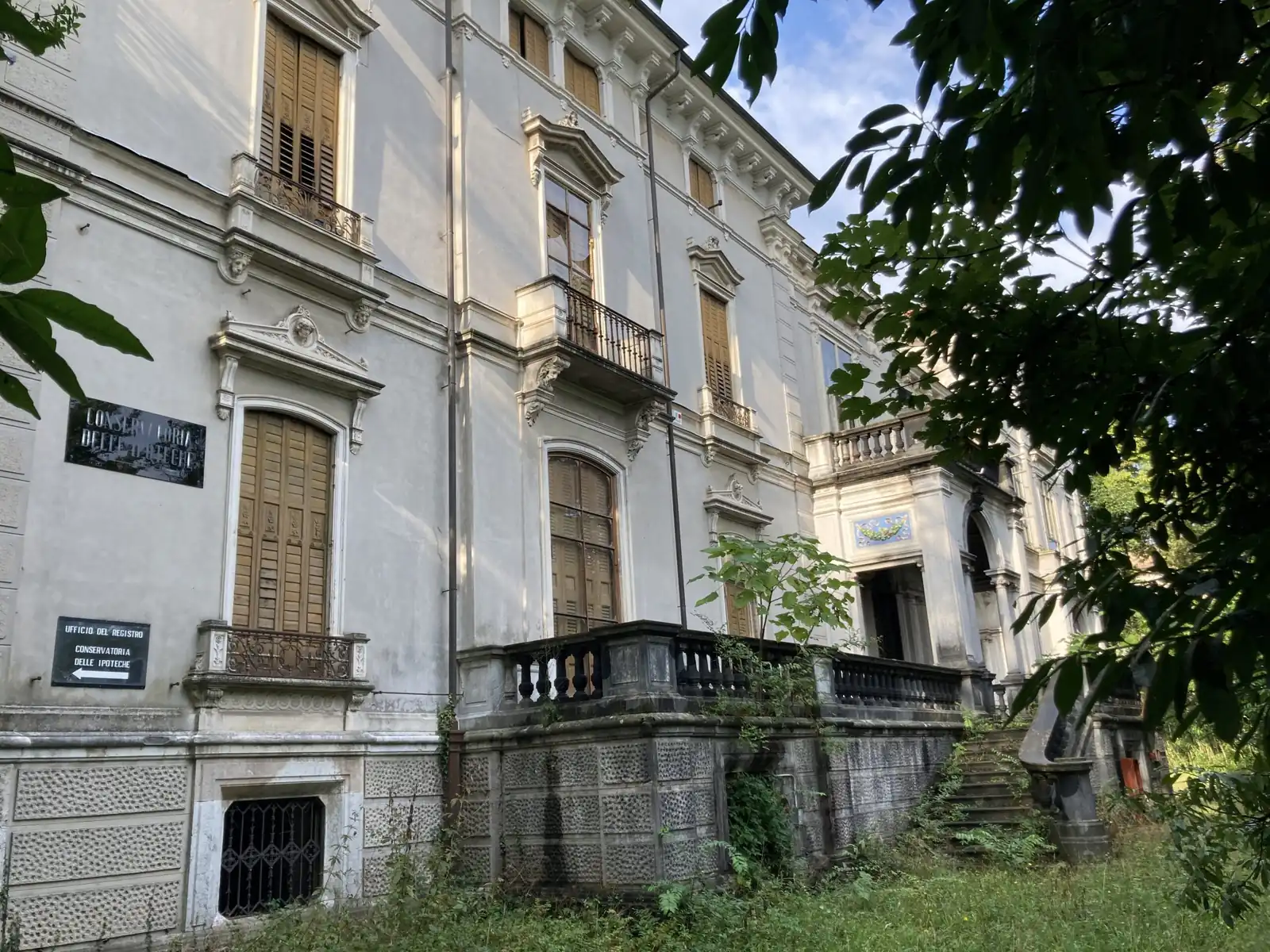 Il terrazzo con la balaustra e l’ingresso del villino