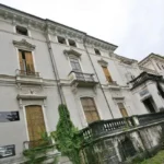 Il Villino Rossi con la scalinata e il terrazzo, visto dal basso