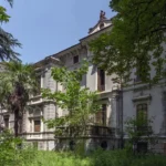 Il villino fra le palme e gli alberi del parco