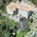 Il monastero sul fianco della montagna