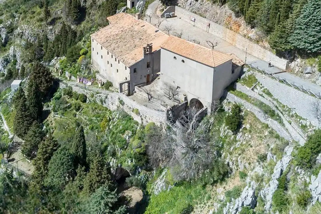 Il monastero sul fianco della montagna