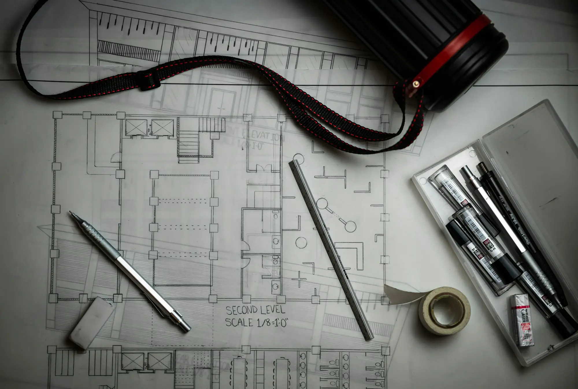 Tavole di progetto su un tavolo da disegno, con matite e righello