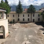 Il cortile della caserma con le montagne sullo sfondo