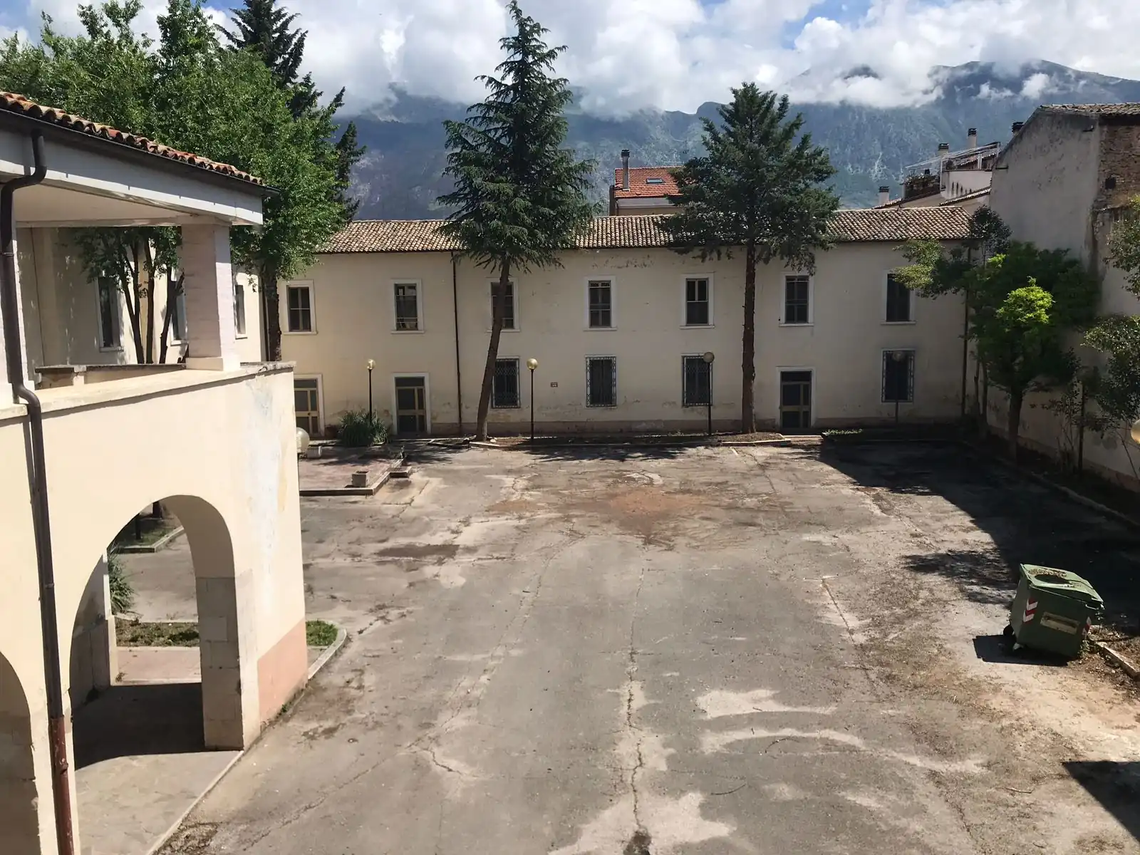 Il cortile della caserma con le montagne sullo sfondo