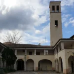 Il portico a due piani con la torre, visto dal cortile