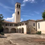 La torre e il portico ad archi sul cortile