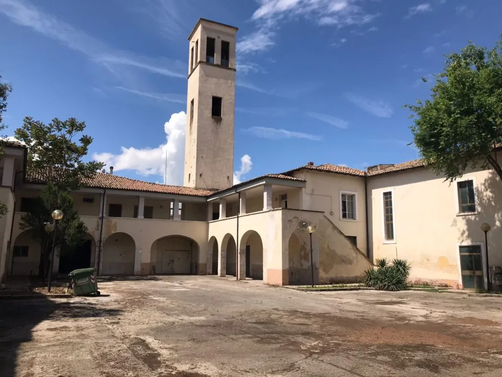La torre e il portico ad archi sul cortile