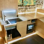 L’angolo cucina tra i muri in pietra