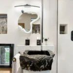Il bagno con il lavabo ricavato da un blocco di pietra