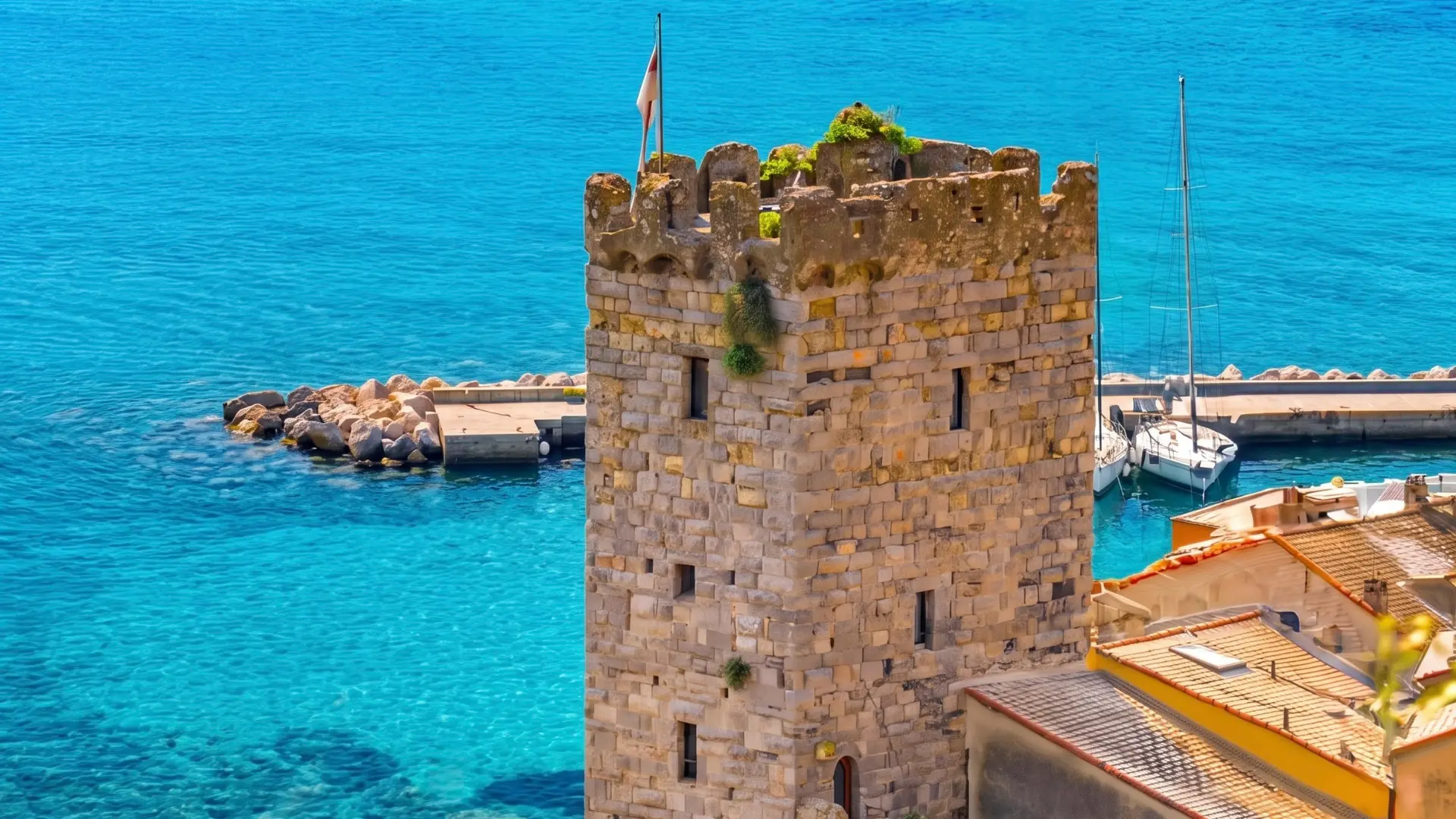 La Torre Capitolare sul porto di Portovenere, vista dall’alto