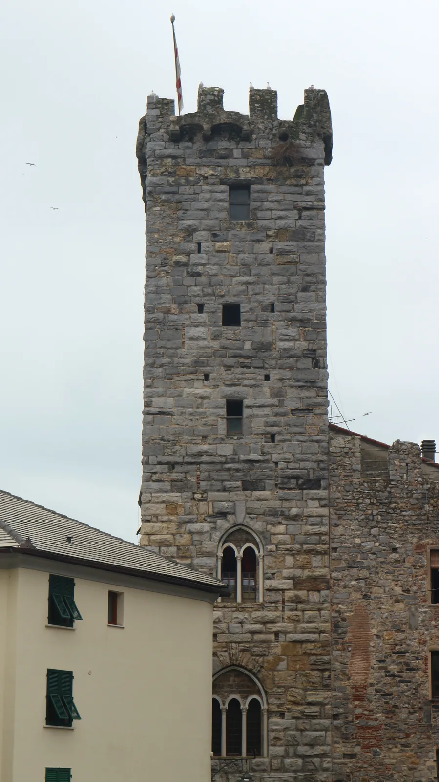 La torre merlata vista dal basso, prima dei lavori