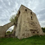 Il fianco della torre con l’arco in pietra