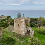 Torre Castelluccia vista dal drone, con la macchia mediterranea e il mare Ionio