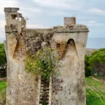 Il lato della scala di Torre Castelluccia, con i parapetti in pietra da restaurare
