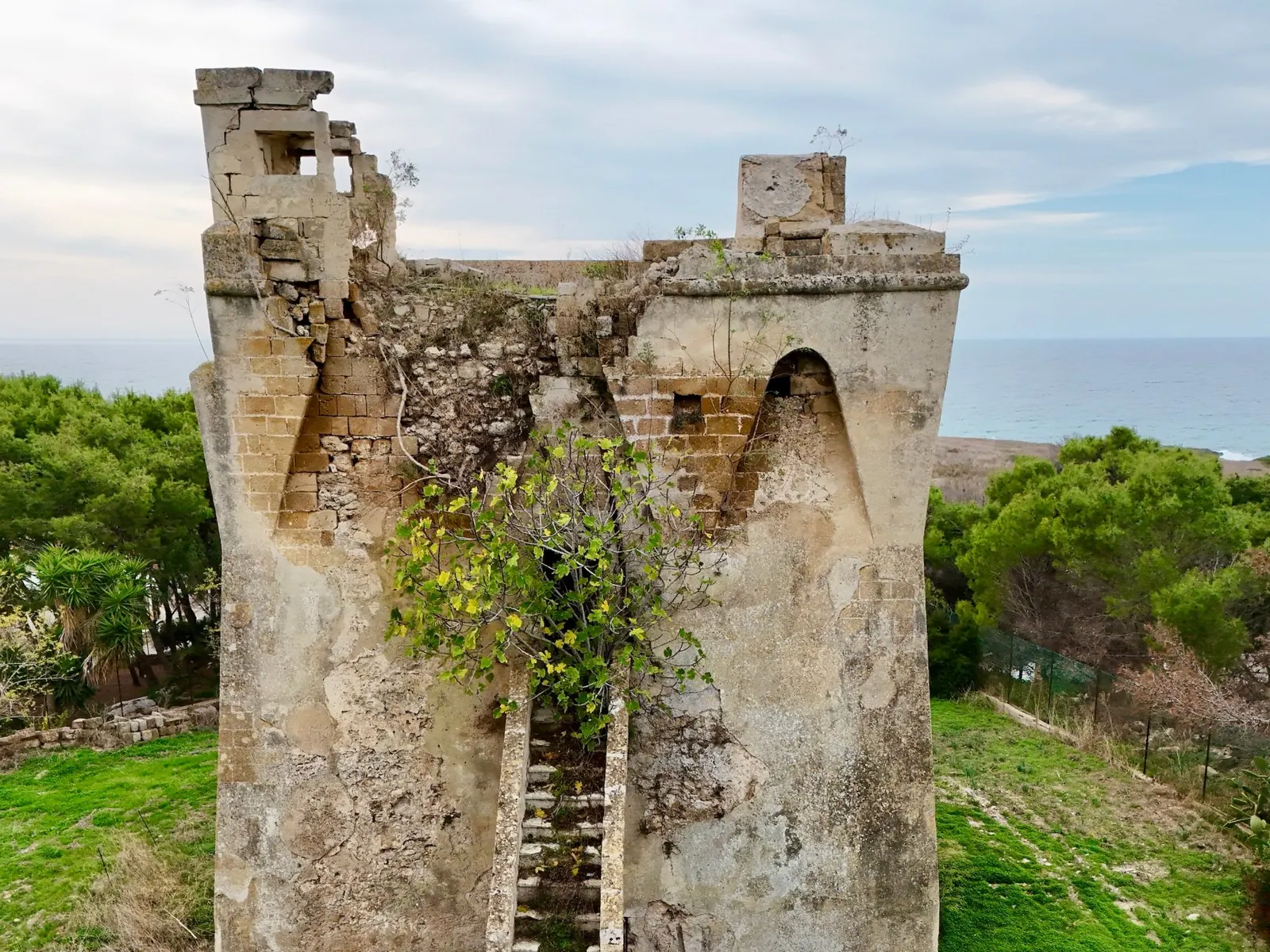 Il lato della scala di Torre Castelluccia, con i parapetti in pietra da restaurare
