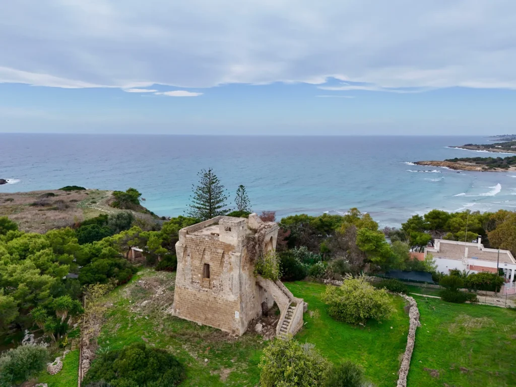 Torre Castelluccia a Pulsano, la torre costiera in pietra con il mare Ionio alle spalle