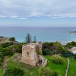 Torre Castelluccia a Pulsano, la torre costiera in pietra con il mare Ionio alle spalle