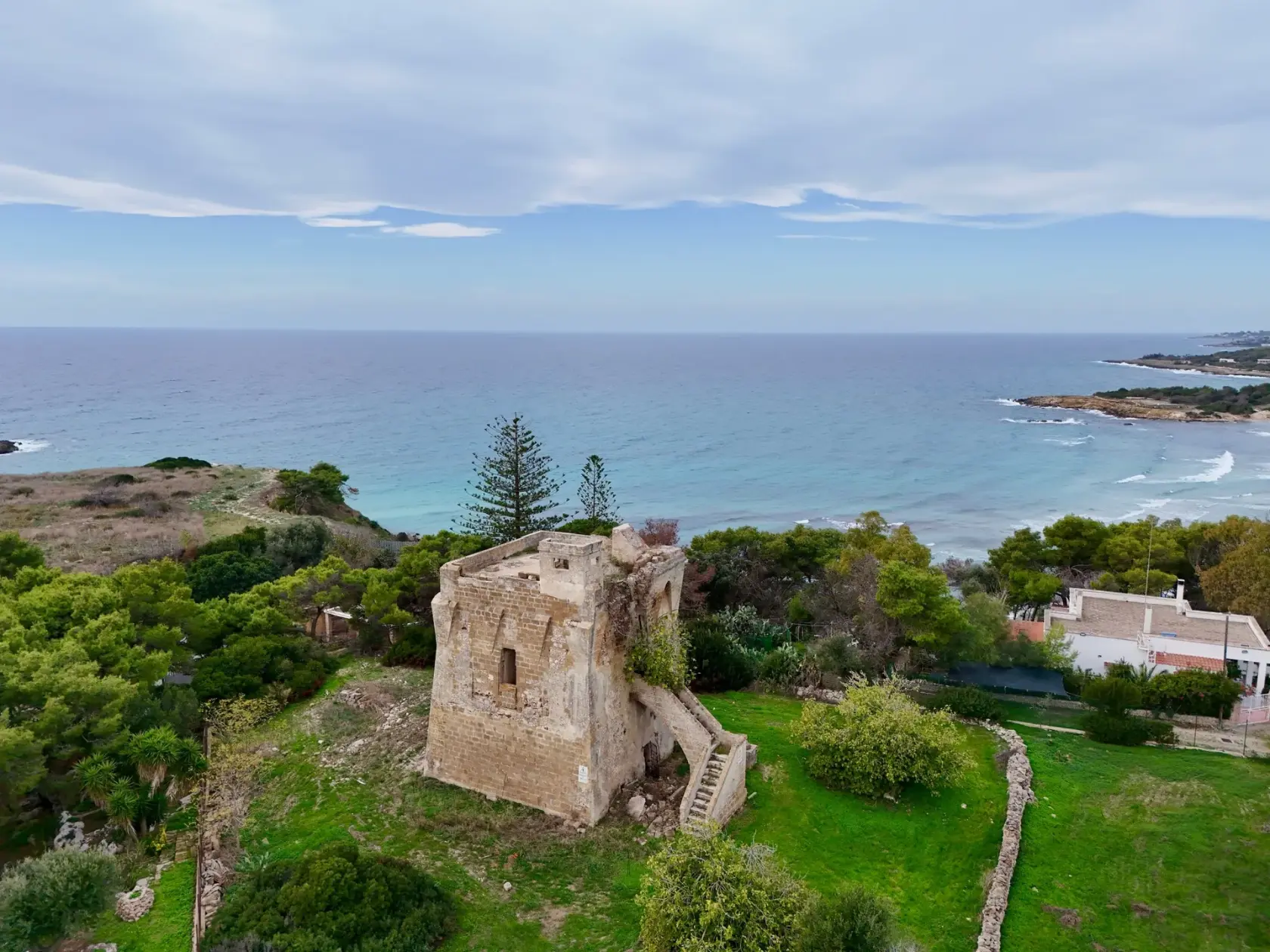 Torre Castelluccia a Pulsano, sul prato sopra la costa ionica della Puglia