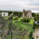 La torre nel suo terreno, con il mare all’orizzonte