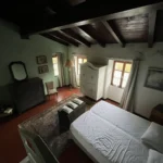 Una camera del borgo con il soffitto in legno, stato attuale