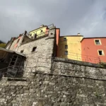 Una casa del borgo in pietra e intonaco colorato, stato attuale