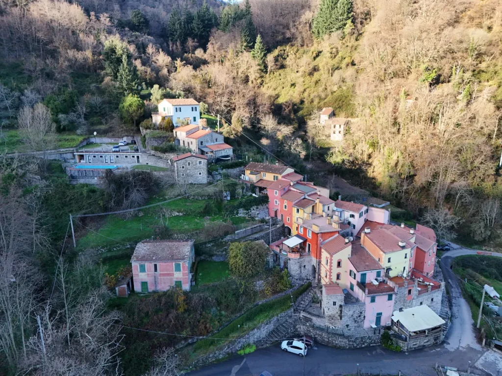 Il borgo vicino alle Cinque Terre visto dall'alto, con le case colorate tra i boschi della Liguria