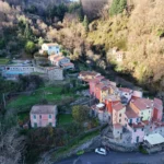 Il borgo vicino alle Cinque Terre visto dall'alto, con le case colorate tra i boschi della Liguria
