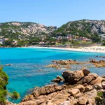 La baia con il mare turchese vista dagli scogli