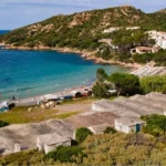 I manufatti del terreno con la baia e il mare alle spalle