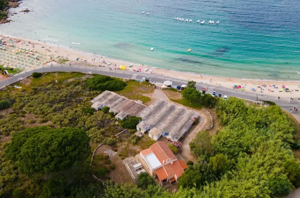 Il terreno con i manufatti sopra la spiaggia, visto dal drone