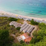 Il terreno con i manufatti sopra la spiaggia, visto dal drone
